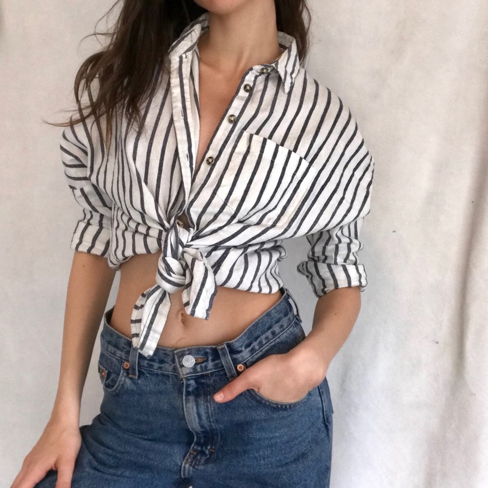 URBAN OUT FITTERS SIZED M TIE TOP